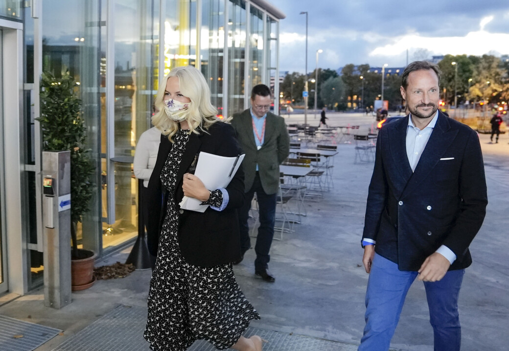 Kronprinsesse Mette-Marit og kronprins Haakon ankommer Deichman Bjørvika hvor kronprinsessen skal ha en samtale med forfatter Geir Gulliksen. Kronprinsesse Mette-Marit og kronprins Haakon ankommer Deichman Bjørvika hvor kronprinsessen skal ha en samtale med forfatter Geir Gulliksen.