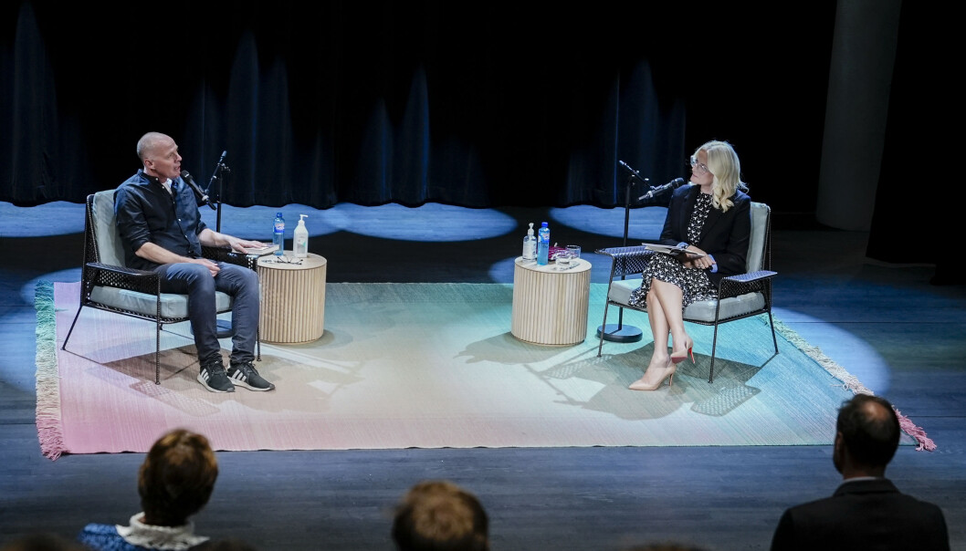 Kronprinsesse Mette-Marit i samtale med forfatter Geir Gulliksen om romanen "Bli snill igjen" på Deichman Bjørvika. Kronprinsesse Mette-Marit i samtale med forfatter Geir Gulliksen om romanen "Bli snill igjen" på Deichman Bjørvika.