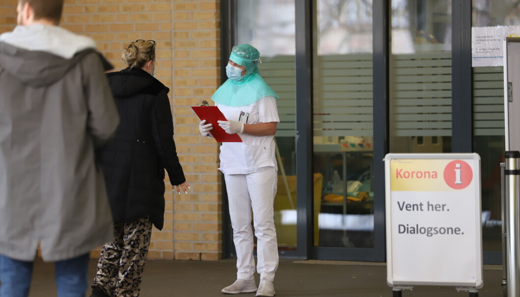 Kritisk helsepersonell blir nå vaksinert. Kritisk helsepersonell blir nå vaksinert.