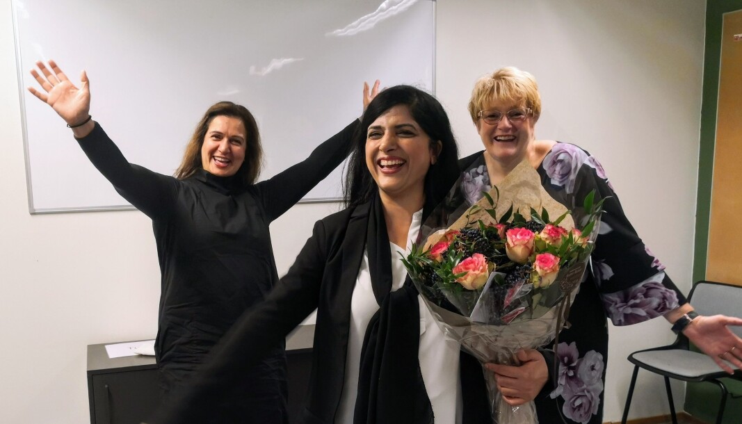 Stortingsrepresentant Trine Skei Grande (til høyre på bildet) og Tina Shagufta Munir Kornmo (til venstre på bildet) overleverte den god nyheten til Nasreen Begum fra Bydelsmødre onsdag morgen. Stortingsrepresentant Trine Skei Grande (til høyre på bildet) og Tina Shagufta Munir Kornmo (til venstre på bildet) overleverte den god nyheten til Nasreen Begum fra Bydelsmødre onsdag morgen.