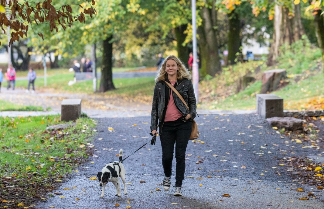Ingvild Smørvik og Puffen lufter både hode og kropp sammen hver eneste dag. – Puffen forstår nok at jeg syk, sier Ingvild. Ingvild Smørvik og Puffen lufter både hode og kropp sammen hver eneste dag. – Puffen forstår nok at jeg syk, sier Ingvild.