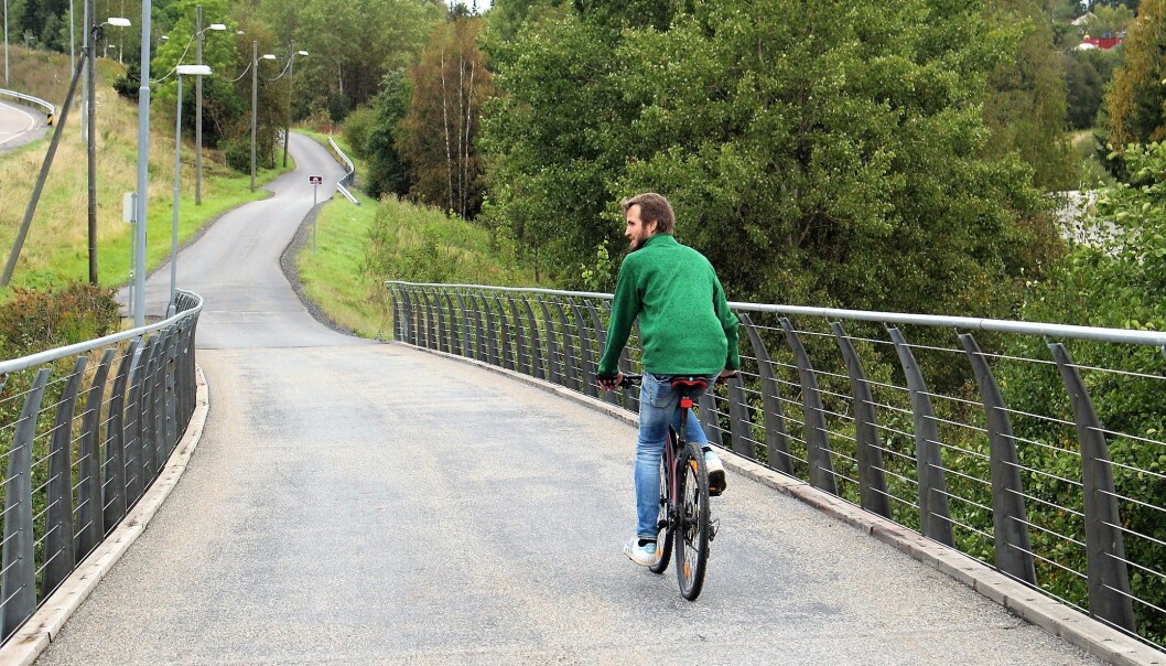 Flott gang- og sykkelbru ved Sørliveien. Flott gang- og sykkelbru ved Sørliveien.