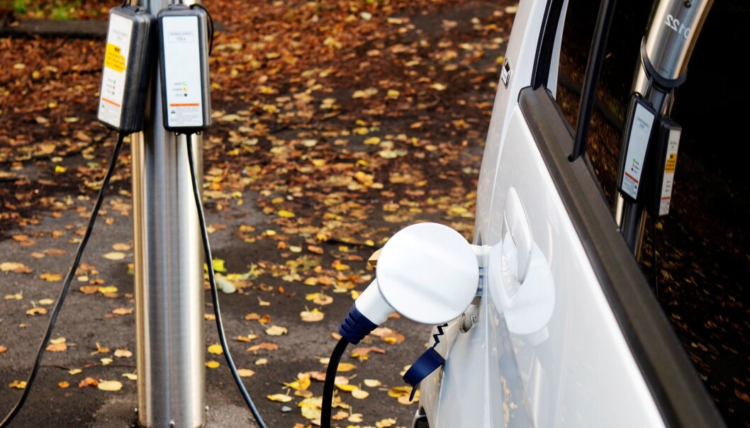 Elbilen som begynte å brenne under lading var fire dager gammel, opplyser politiet.. Elbilen som begynte å brenne under lading var fire dager gammel, opplyser politiet..