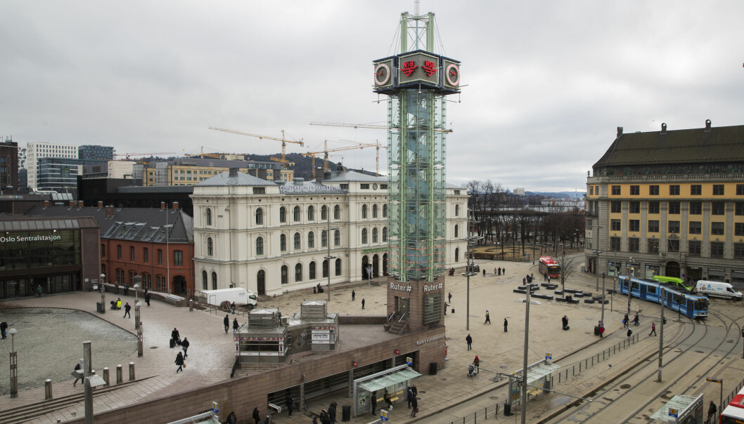 Oslo  20170320.
Jernbanetorget i Oslo sentrum, trafikknutepunkt for buss, trikk, t-bane og tog. 
Foto: Håkon Mosvold Larsen / NTB
