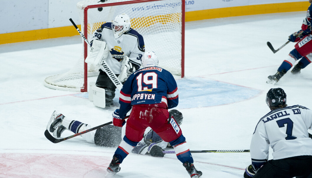 Vålerengas Jonas Oppøyen scorer hjemmelagets to første mål under åpningskampen i nye Jordal Amfi. Vålerengas Jonas Oppøyen scorer hjemmelagets to første mål under åpningskampen i nye Jordal Amfi.