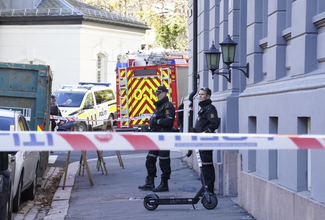 Politiet satte opp sperringer ved stedet der en granat er funnet i Niels Juels gate. Politiet satte opp sperringer ved stedet der en granat er funnet i Niels Juels gate.