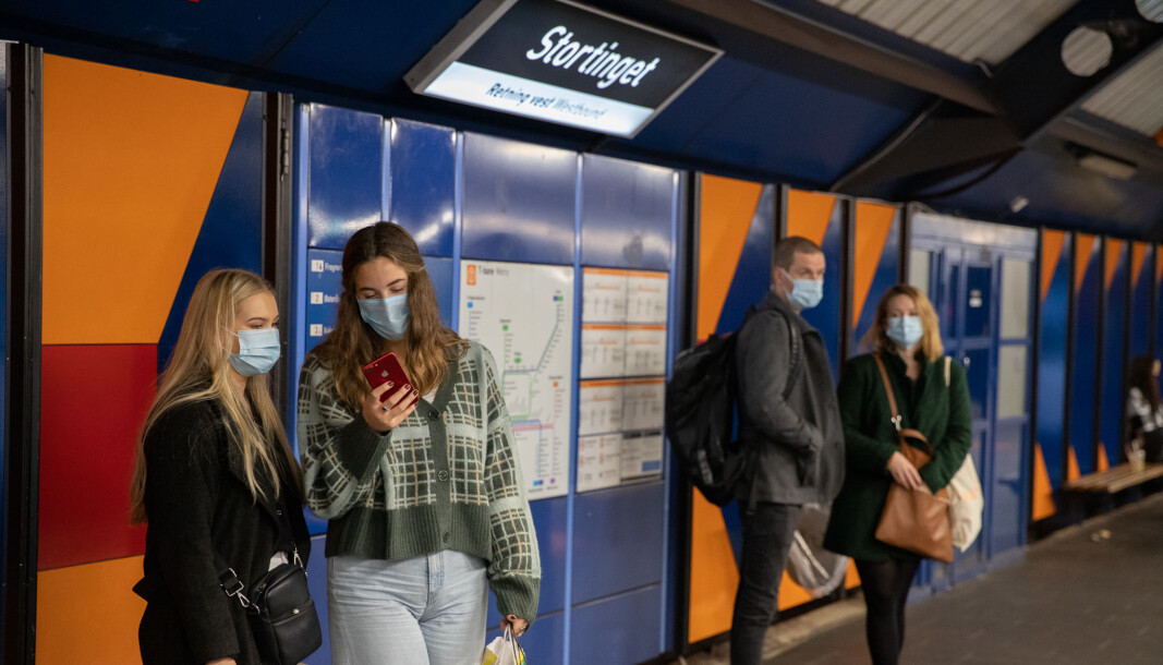 Påbud om bruk av munnbind i kollektivtrafikken gjelder på ubestemt tid. Påbud om bruk av munnbind i kollektivtrafikken gjelder på ubestemt tid.
