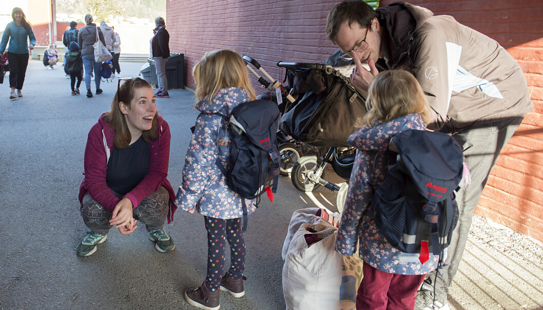 Nina Sørøy tar mot tvillingsøstrene (4 år) Josephine og Matilda Steele når faren kommer med dem til barnehagen.