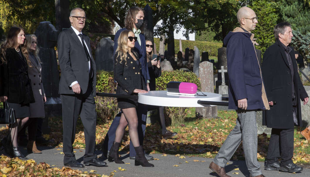 Ellen Elizabeth Alstad, (f.v.) Stefan Stray, Elizabeth Brofos (datter), Ivar Abusdal, Øyvind Dreyer og Pelle Gustavsen under prosesjonen med den pilleformede urnen til Terje Brofos (Pushwagner) før urnenedsettelsen på Vår Frelsers Gravlund onsdag ettermiddag. Ellen Elizabeth Alstad, (f.v.) Stefan Stray, Elizabeth Brofos (datter), Ivar Abusdal, Øyvind Dreyer og Pelle Gustavsen under prosesjonen med den pilleformede urnen til Terje Brofos (Pushwagner) før urnenedsettelsen på Vår Frelsers Gravlund onsdag ettermiddag.