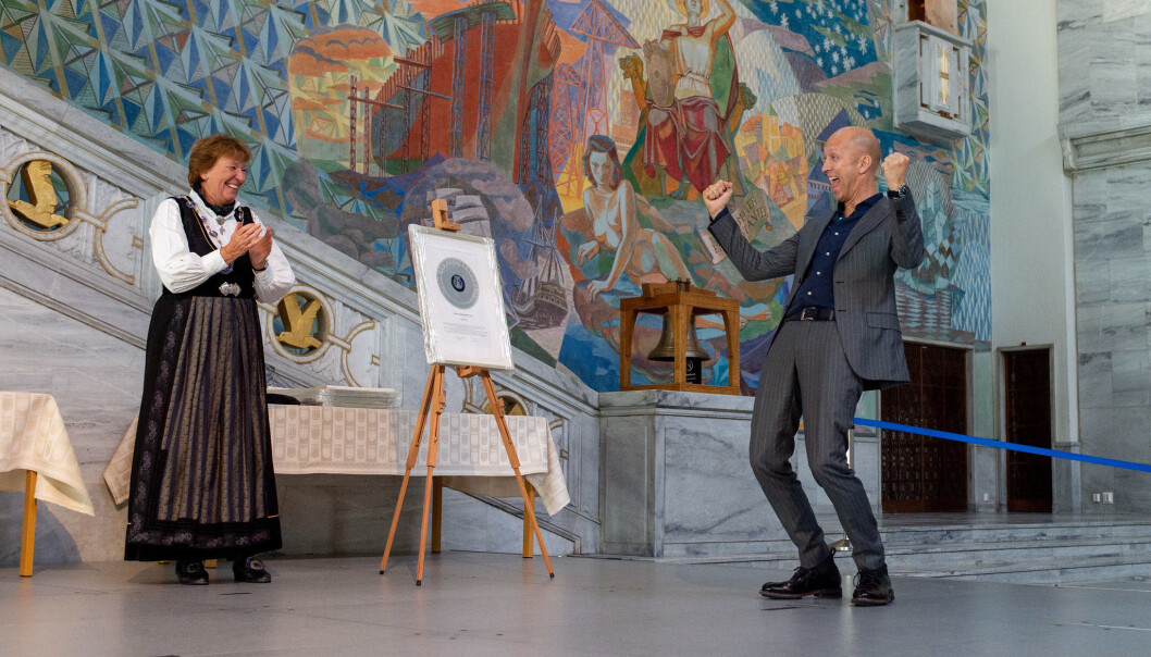 Espen Pedersen, fra Lund Slaatto Arkitekter, mottar prisen for årets arkitekturprosjekt i Oslo. Espen Pedersen, fra Lund Slaatto Arkitekter, mottar prisen for årets arkitekturprosjekt i Oslo.