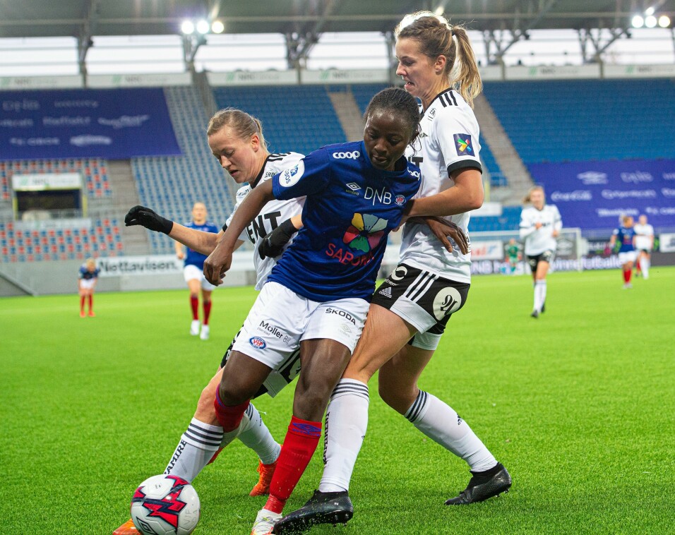 Vålerengas toppscorer Ajara Njoya ble godt passet på av Rosenborgforsvaret gjennom hele kampen.