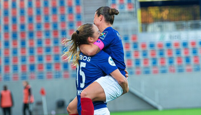 Målscorer Janni Thomsen gratuleres av kaptein Sherida Spitse etter det noe merkelige målet. Målscorer Janni Thomsen gratuleres av kaptein Sherida Spitse etter det noe merkelige målet.