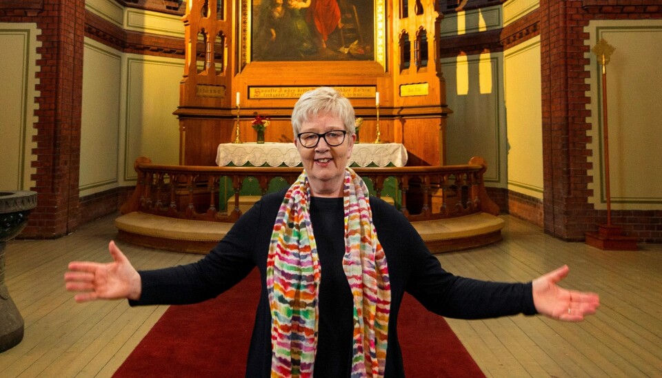 Norges og Sagenes første samlevende lesbiske prest, Siri Sunde, har gått av med pensjon. Hun mener vi fortsatt har en vei å gå for at skeive skal føle seg trygge og velkomne i kirka.