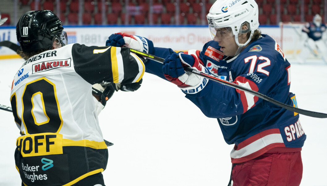 Stavangers Ludvig Hoff (t.v) i duell med Vålerengas Calle Spaberg Olsen under eliteseriekampen i ishockey mellom Vålerenga og Stavanger Oilers i nye Jordal Amfi. Stavangers Ludvig Hoff (t.v) i duell med Vålerengas Calle Spaberg Olsen under eliteseriekampen i ishockey mellom Vålerenga og Stavanger Oilers i nye Jordal Amfi.