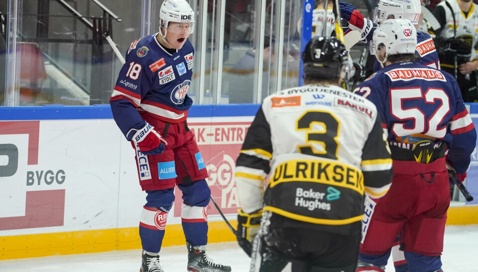 Thomas Olsen jubler etter scoring i eliteseriekampen i ishockey mellom Vålerenga og Stavanger Oilers.