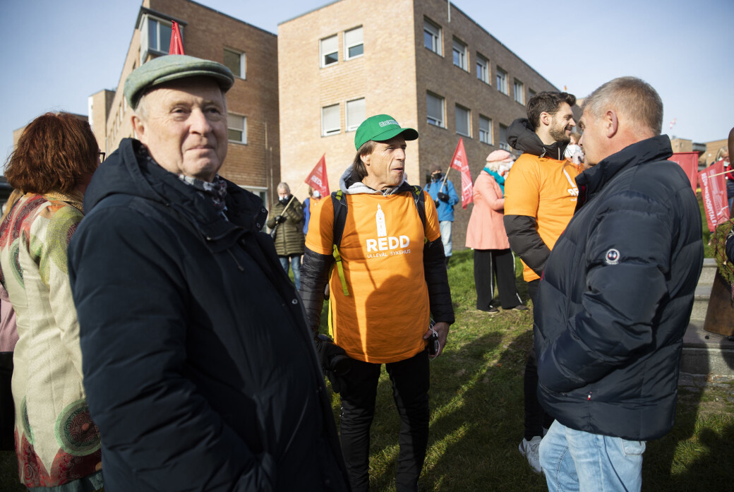 Mangeårig stasråd Odd Einar Dørum (V), fersk Sp-politiker Jan Bøhler, Fagforbundets Bjørn Wølstad-Knudsen og Bjørnar Moxness (Rødt) var blant mange som protesterte ved Rikshospitalet i dag. Mangeårig stasråd Odd Einar Dørum (V), fersk Sp-politiker Jan Bøhler, Fagforbundets Bjørn Wølstad-Knudsen og Bjørnar Moxness (Rødt) var blant mange som protesterte ved Rikshospitalet i dag.