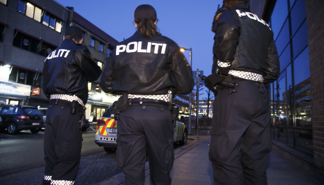 SKI 20161213.
Politiet i arbeid. Tre politifolk patruljerer gatene i Ski. NB! Modellklarert til redaksjonell bruk.
Foto: Heiko Junge / NTB SKI 20161213.
Politiet i arbeid. Tre politifolk patruljerer gatene i Ski. NB! Modellklarert til redaksjonell bruk.
Foto: Heiko Junge / NTB
