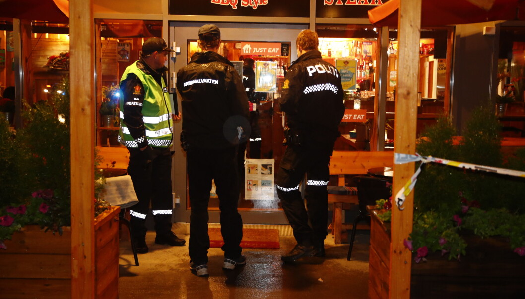 Politiet opplyser at de ikke leter etter flere gjerningspersoner i forbindelse med knivstikkingen på Årvoll senter. Politiet opplyser at de ikke leter etter flere gjerningspersoner i forbindelse med knivstikkingen på Årvoll senter.