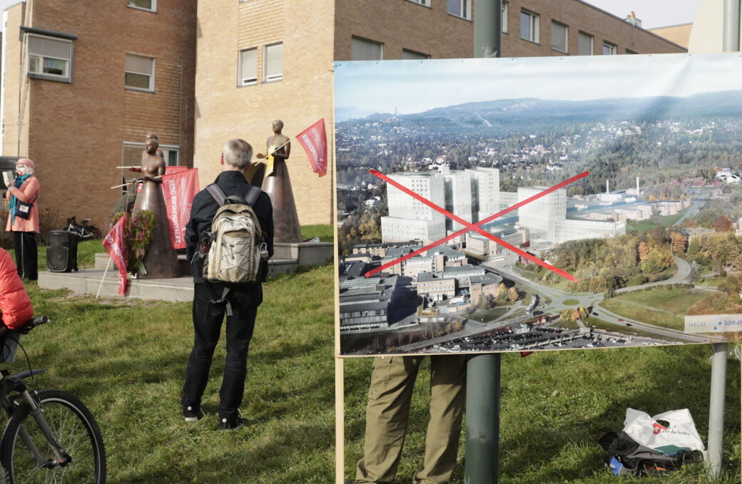 LO, sykehusansatte, en rekke politikere og fem ulike aksjonistgrupper protesterte mandag mot forprosjektet og delvis riving av Rikshospitalet. LO, sykehusansatte, en rekke politikere og fem ulike aksjonistgrupper protesterte mandag mot forprosjektet og delvis riving av Rikshospitalet.