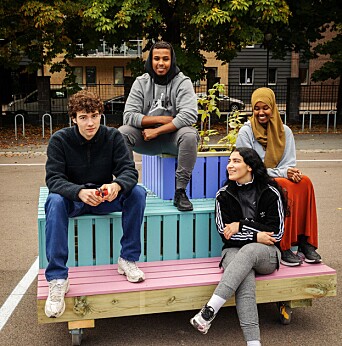 Julian Brito Benestad, Ali Abdirashid Muhumud, Josra Talhioui og Sumaya Ali Isse er svært fornøyd med de egensnekrede møblene til skolegården. Julian Brito Benestad, Ali Abdirashid Muhumud, Josra Talhioui og Sumaya Ali Isse er svært fornøyd med de egensnekrede møblene til skolegården.