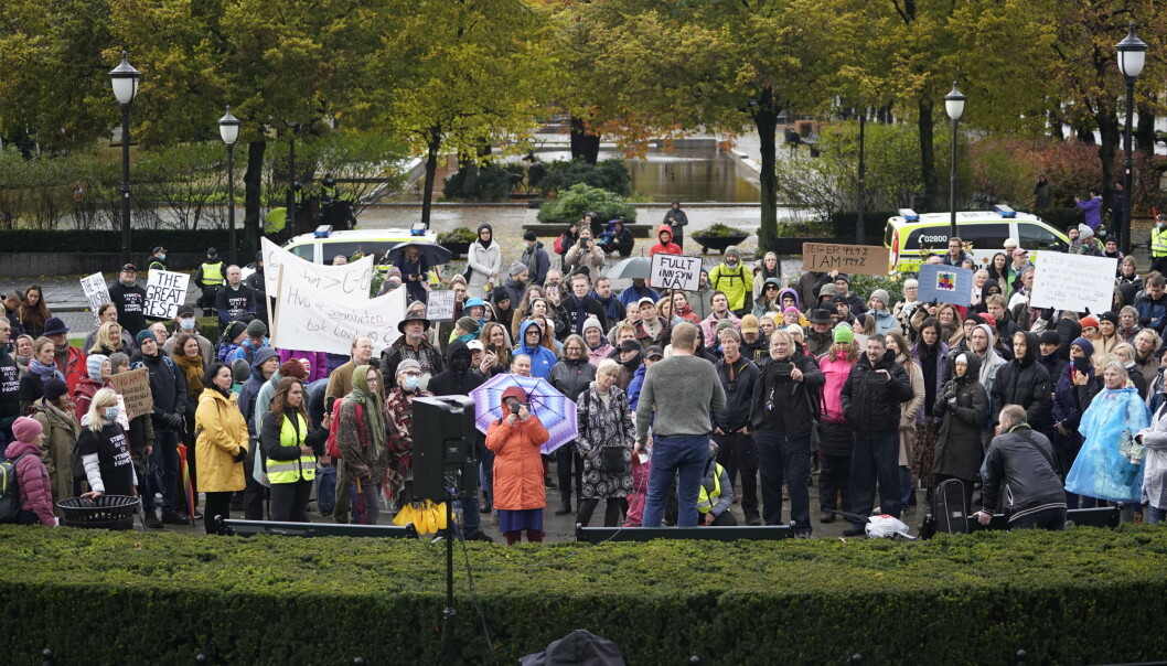 Anslagsvis 150 demonstranter på Eidsvolls plass søndag ettermiddag. Anslagsvis 150 demonstranter på Eidsvolls plass søndag ettermiddag.