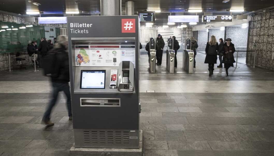 En person er påkjørt på Jernbanetorget T-banestopp. En person er påkjørt på Jernbanetorget T-banestopp.
