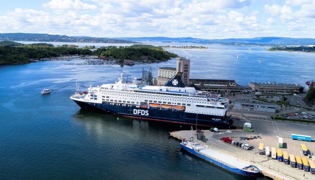 En av to danskebåter legges i opplag grunnet reiserestriksjonene under koronaepidemien. Dermed mister 20 servitører jobben. En av to danskebåter legges i opplag grunnet reiserestriksjonene under koronaepidemien. Dermed mister 20 servitører jobben.