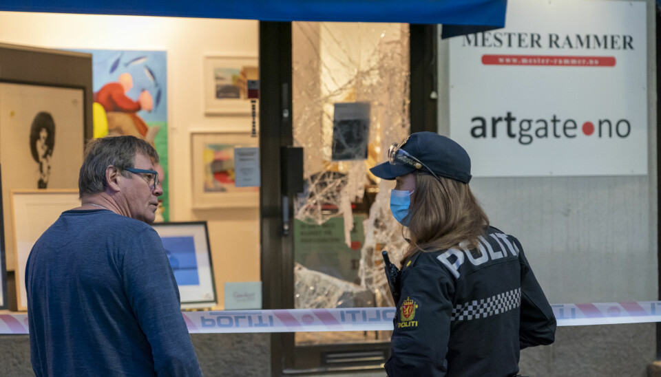Gallerieier Georg Uhlmann snakker med politiet etter at to personer brøt seg inn i galleri Artgate fredag morgen.