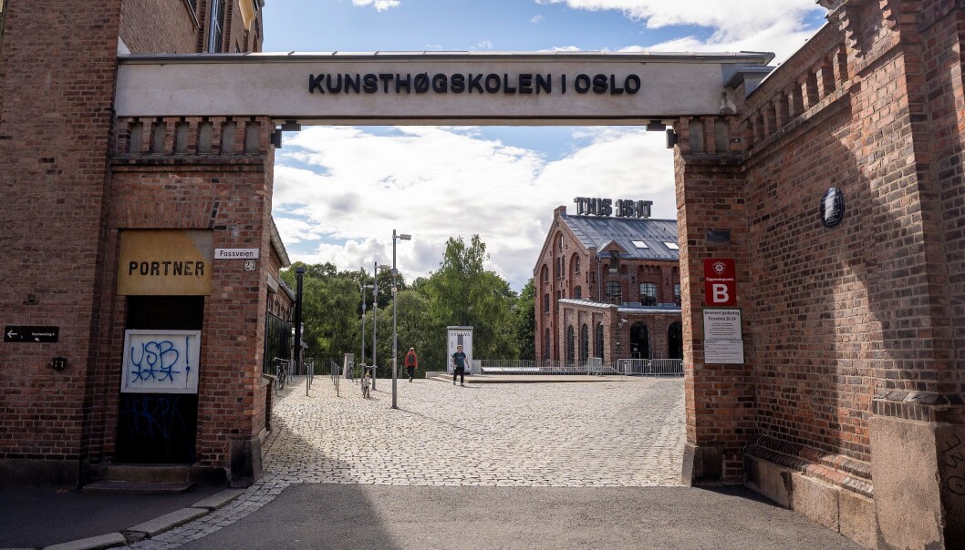 Kunsthøgskolen i Oslo har slitt med en vanskelig debatt rundt identitetspolitikk og rasisme. Nå trekker rektor Måns Wrange seg. Kunsthøgskolen i Oslo har slitt med en vanskelig debatt rundt identitetspolitikk og rasisme. Nå trekker rektor Måns Wrange seg.