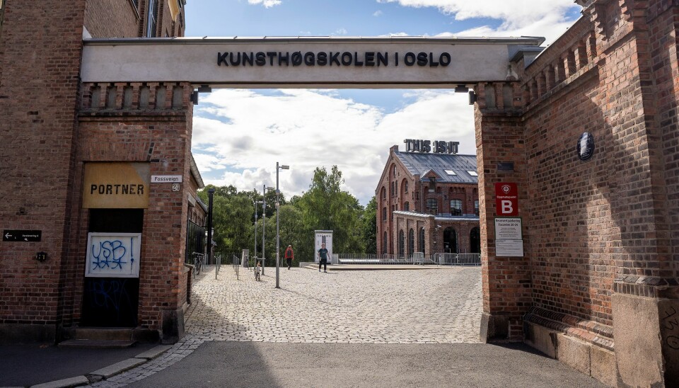 Kunsthøgskolen i Oslo har slitt med en vanskelig debatt rundt identitetspolitikk og rasisme. Nå trekker rektor Måns Wrange seg.