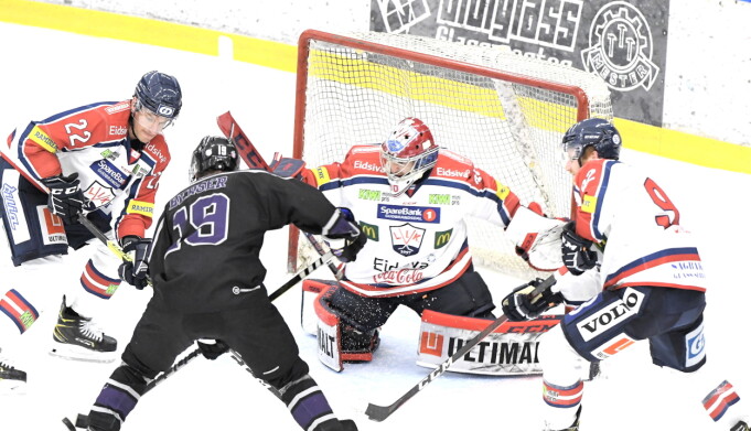 Grüner skapte muligheter i overtallsspil, men pucken ville ikke inn. Her er det Christoffer Larssen Berger som stoppes av Narvik-keeper Joona Partanen. Grüner skapte muligheter i overtallsspil, men pucken ville ikke inn. Her er det Christoffer Larssen Berger som stoppes av Narvik-keeper Joona Partanen.