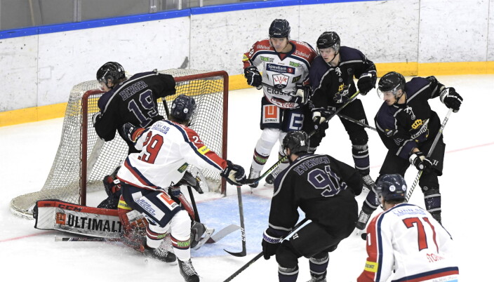 Grüner-spillerne stod ved flere anledninger i kø for å score, men pucken ville ikke inn. Grüner-spillerne stod ved flere anledninger i kø for å score, men pucken ville ikke inn.