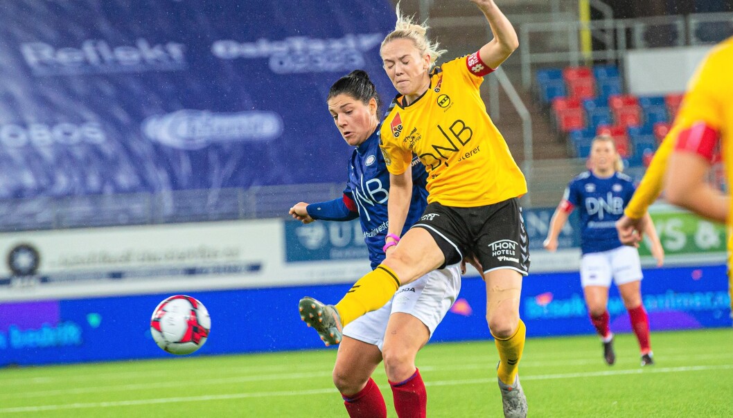 Det er ingen kjærlighet mellom erkerivalene Vålerenga og Lillestrøm. Her er det Vålerengas Dejana Stefanovic som går hardt til mot en Lillestrøm-spiller. Det er ingen kjærlighet mellom erkerivalene Vålerenga og Lillestrøm. Her er det Vålerengas Dejana Stefanovic som går hardt til mot en Lillestrøm-spiller.