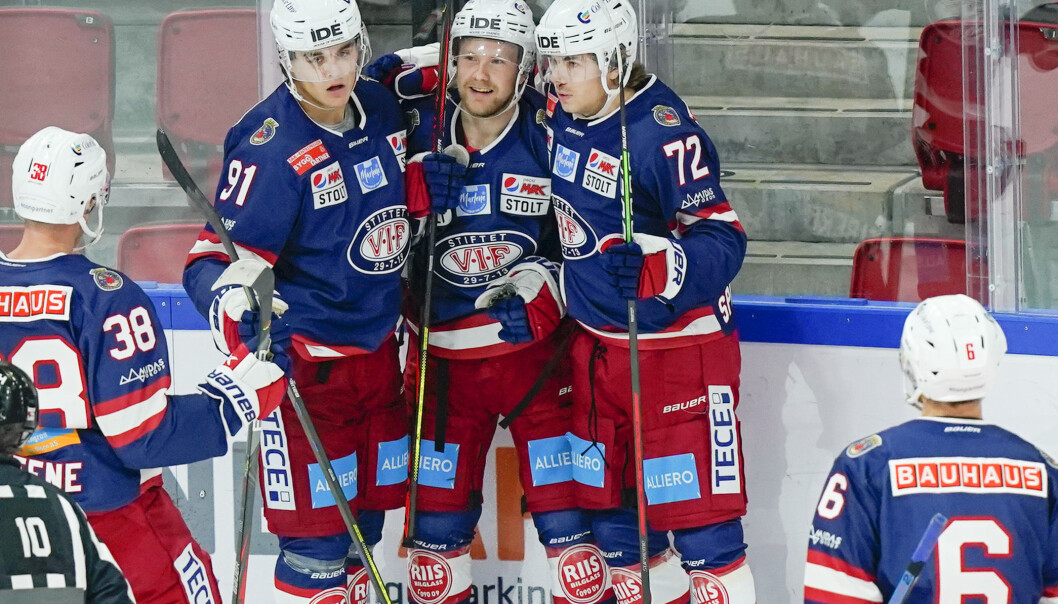 Vålerengas Colin Spaberg Olsen jubler sammen med Axel Sundberg (t.v.) og Calle Spaberg Olsen (nummer 72) etter seieren mot Grüner i nye Jordal Amfi. Vålerengas Colin Spaberg Olsen jubler sammen med Axel Sundberg (t.v.) og Calle Spaberg Olsen (nummer 72) etter seieren mot Grüner i nye Jordal Amfi.