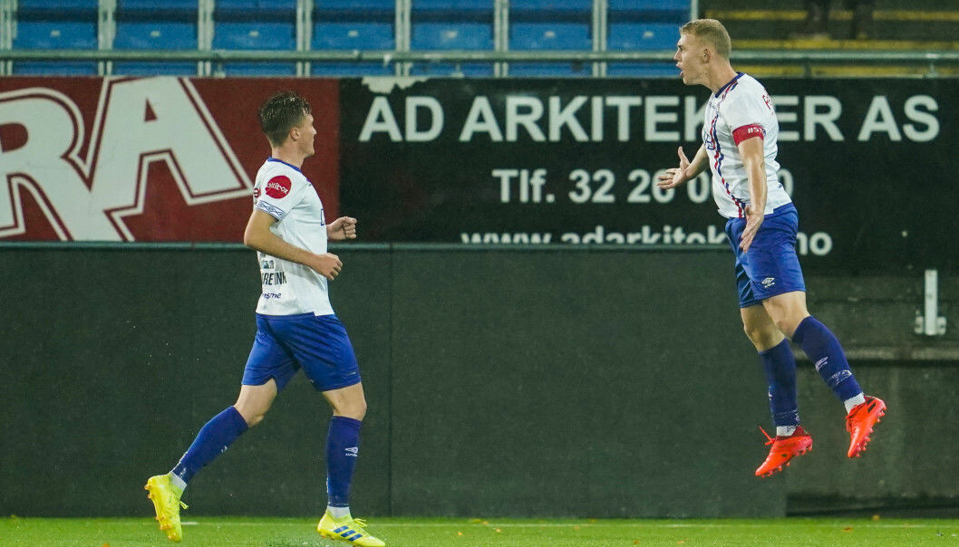Vålerengas Henrik Bjørdal jubler for 1-0 mot Strømsgodset. Mannen bak 2-0 er Christian Dahle Borchgrevink til venstre.