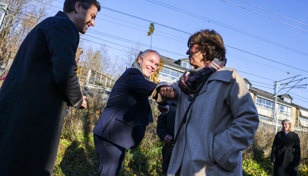 Samferdselsminister Knut Arild Hareide (KrF) (t.v.) og finansminister Jan Tore Sanner (H) hilser på Bærums ordfører Lisbeth Hammer Krog (H) under anleggsstarten. Samferdselsminister Knut Arild Hareide (KrF) (t.v.) og finansminister Jan Tore Sanner (H) hilser på Bærums ordfører Lisbeth Hammer Krog (H) under anleggsstarten.