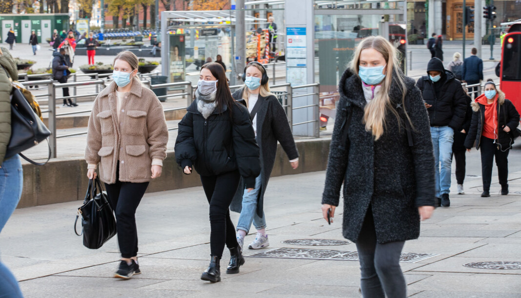 Svært mange oslofolk bruker nå munnbind i offentligheten. Ikke minst i kollektivtrafikken. Svært mange oslofolk bruker nå munnbind i offentligheten. Ikke minst i kollektivtrafikken.