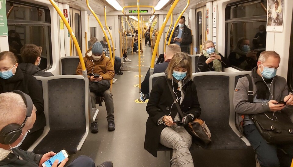 Onsdag morgen hadde alle passasjerer ombord i denne t-banevognen på seg munnbind.