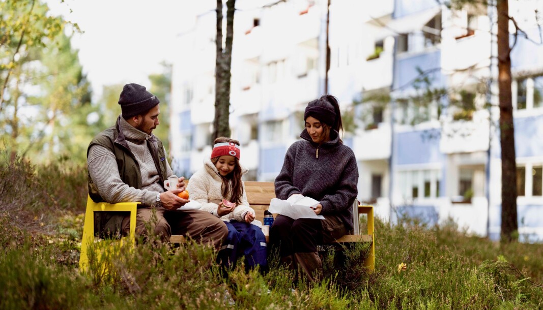 Chaima og familien har begynt å spise frokost ute i det fri. Det blir enda hyggeligere med en solid benk fra Ruter. Chaima og familien har begynt å spise frokost ute i det fri. Det blir enda hyggeligere med en solid benk fra Ruter.
