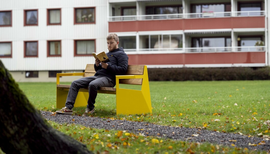 Aryan (17) ønsket seg en lesebenk ute i det fri hvor han kan sitte og lese bøker om vikingtiden eller gjøre skolarbeid.
