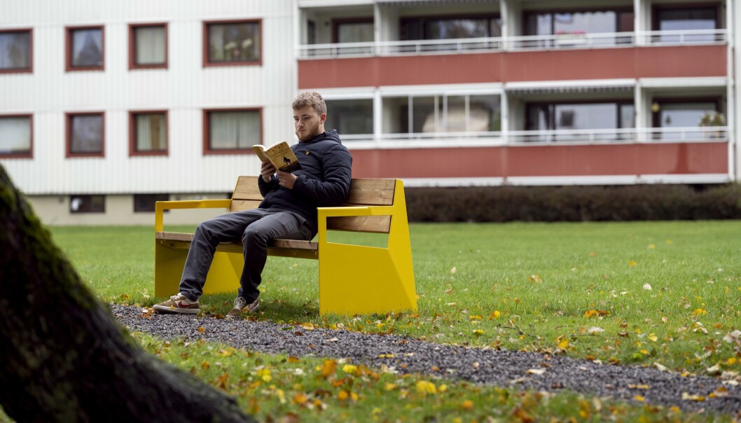 Aryan (17) ønsket seg en lesebenk ute i det fri hvor han kan sitte og lese bøker om vikingtiden eller gjøre skolarbeid. Aryan (17) ønsket seg en lesebenk ute i det fri hvor han kan sitte og lese bøker om vikingtiden eller gjøre skolarbeid.