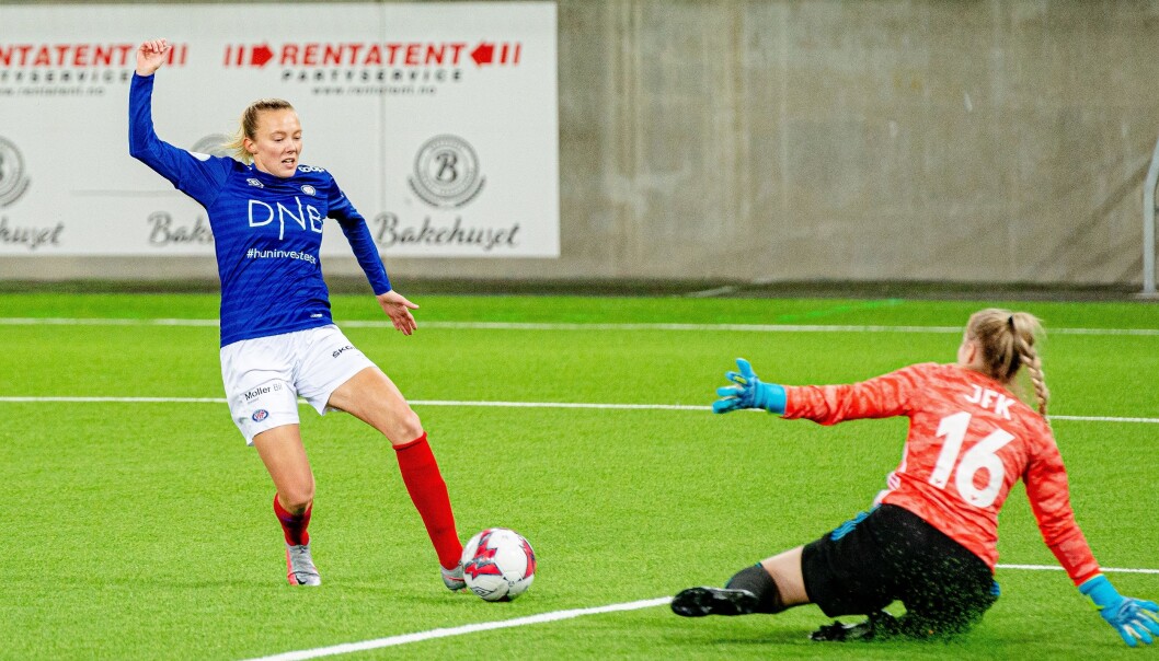 Midtbanespiller Synne Jensen i slaget mot Klaksvik. Midtbanespiller Synne Jensen i slaget mot Klaksvik.