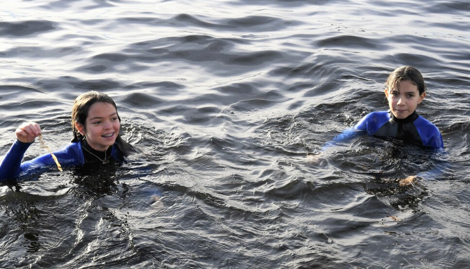 12-åringene Emma Palacios Sandaker (t.v) og Anna Dracapolo mener det er viktig å lære seg å svømme tidlig. Torsdag fikk de svømmetrening i havnebassenget.
