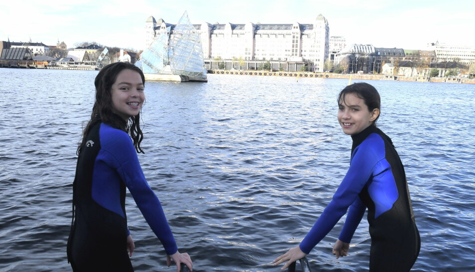 12-åringene Emma (t.v) og Anna var ikke redde for å kaste seg ut i et småkaldt havnebasseng.