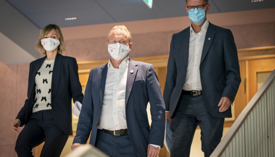 Byrådsleder Raymond Johansen, helsebyråd Robert Steen og skolebyråd Inga Marte Thorkildsen informerte fredag om nye og strengere smitteverntiltak i Oslo på grunn av økende koronasmitte i hovedstaden. Byrådsleder Raymond Johansen, helsebyråd Robert Steen og skolebyråd Inga Marte Thorkildsen informerte fredag om nye og strengere smitteverntiltak i Oslo på grunn av økende koronasmitte i hovedstaden.