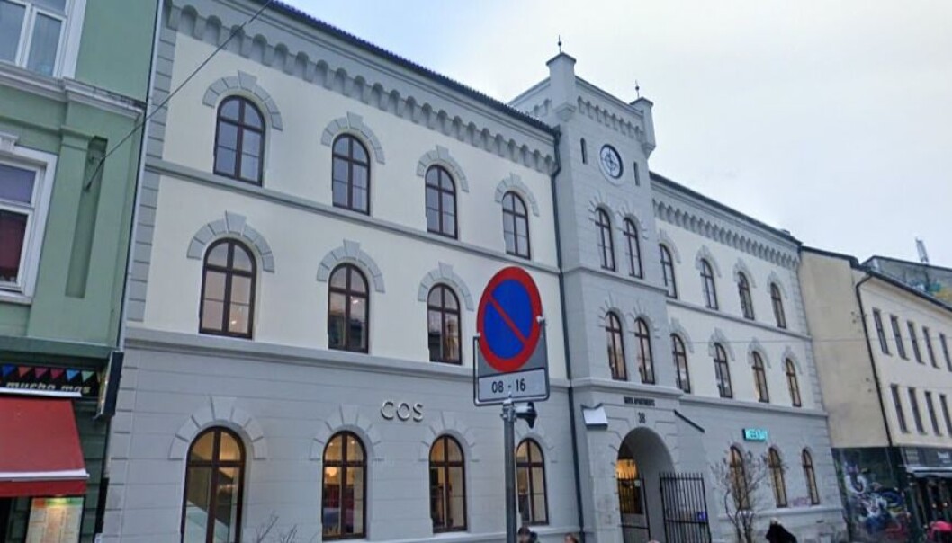 Inne i leiligheten i Thorvald Meyers gate 38 fant politiet en mann med blødende hodeskader og en lettere skadd kvinne. Inne i leiligheten i Thorvald Meyers gate 38 fant politiet en mann med blødende hodeskader og en lettere skadd kvinne.