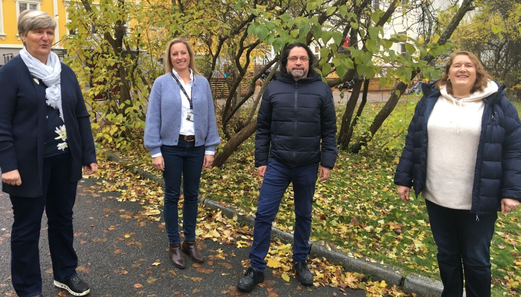 Høstlig stemning utenfor Frogner seniorsenter. Gladnyheten er at stedet drives videre, i regi av bydel Frogner. Fra venstre: Grete Mathiesen, Annebeth Johansen, José Louis Araya Estrada, Mette Berg Høstlig stemning utenfor Frogner seniorsenter. Gladnyheten er at stedet drives videre, i regi av bydel Frogner. Fra venstre: Grete Mathiesen, Annebeth Johansen, José Louis Araya Estrada, Mette Berg