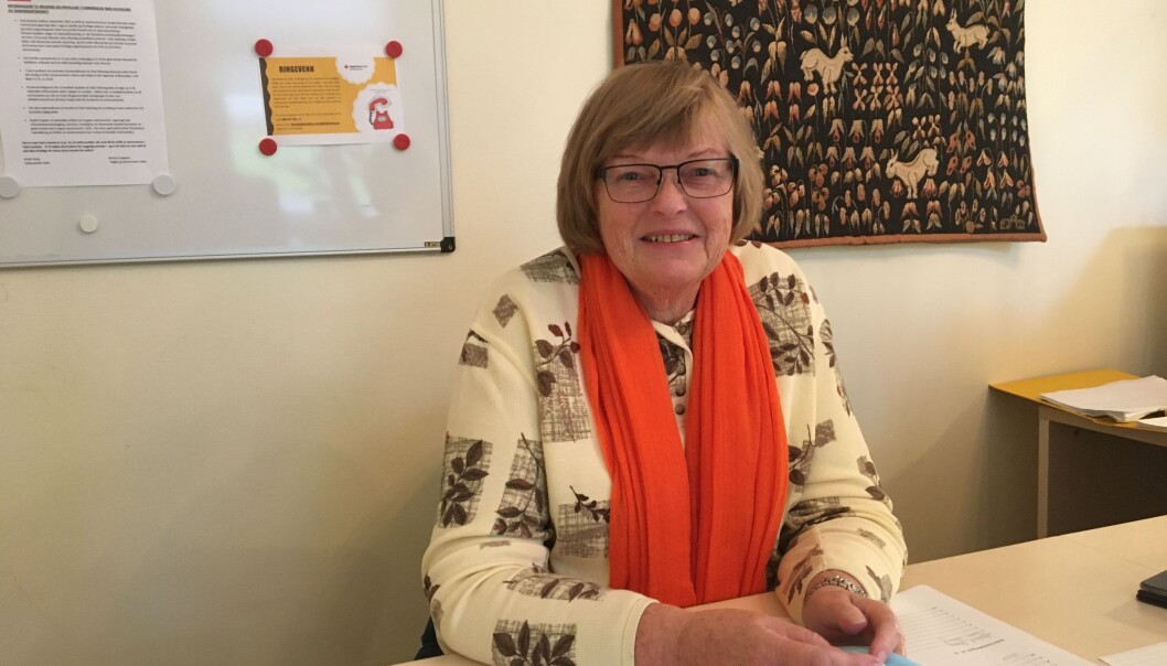 Solveig Juvkam er frivillig ved seniorsenteret og tar imot og sier hei til alle som kommer. Solveig Juvkam er frivillig ved seniorsenteret og tar imot og sier hei til alle som kommer.