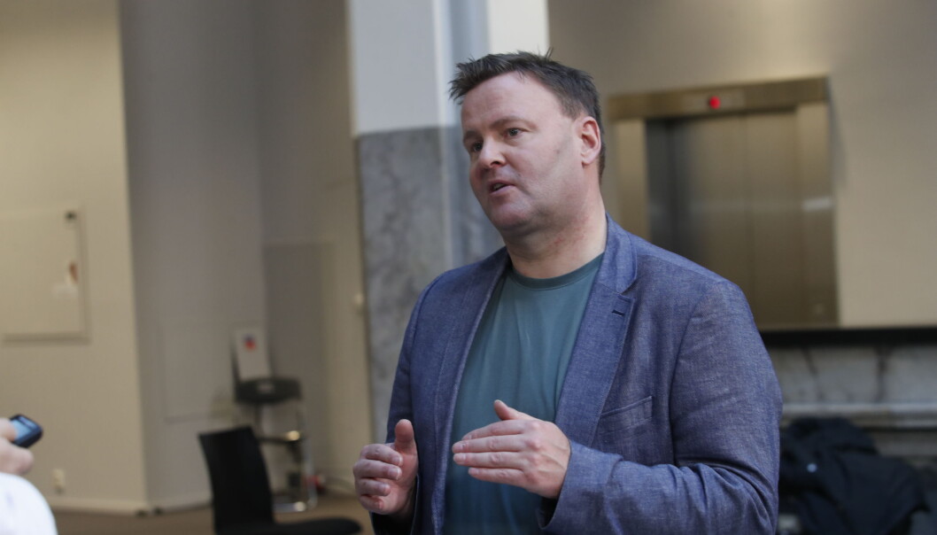 Assisterende helsedirektør Espen Nakstad advarte søndag mot belastningen en ny smittebølge kan påføre sykehusene. Assisterende helsedirektør Espen Nakstad advarte søndag mot belastningen en ny smittebølge kan påføre sykehusene.