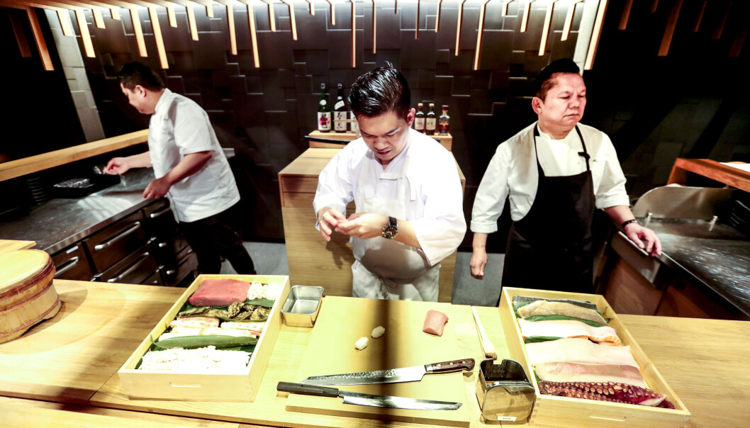Internasjonalt anerkjente Omakase i Vika holder åpent tross skjenkeforbude i Oslo. Her er Jonathan Romano og Alex Cabiao (t.h) i sving med delikate råvarer fra sjøen. Internasjonalt anerkjente Omakase i Vika holder åpent tross skjenkeforbude i Oslo. Her er Jonathan Romano og Alex Cabiao (t.h) i sving med delikate råvarer fra sjøen.